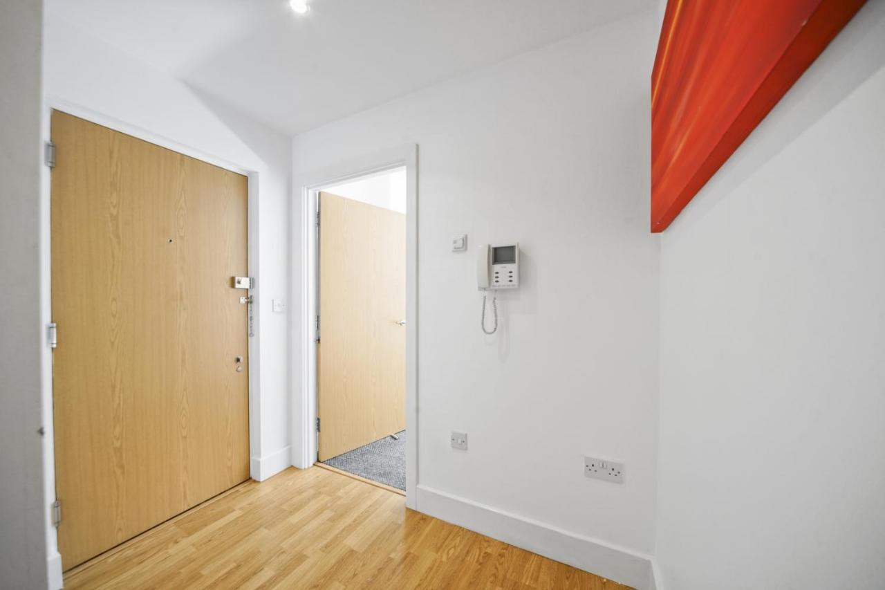 Apartment Skycity Modern By Bridge London