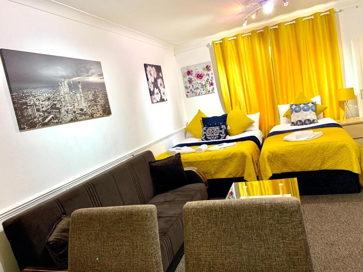 Excel 2 Bedrooms, Reception, Spacious * Londres