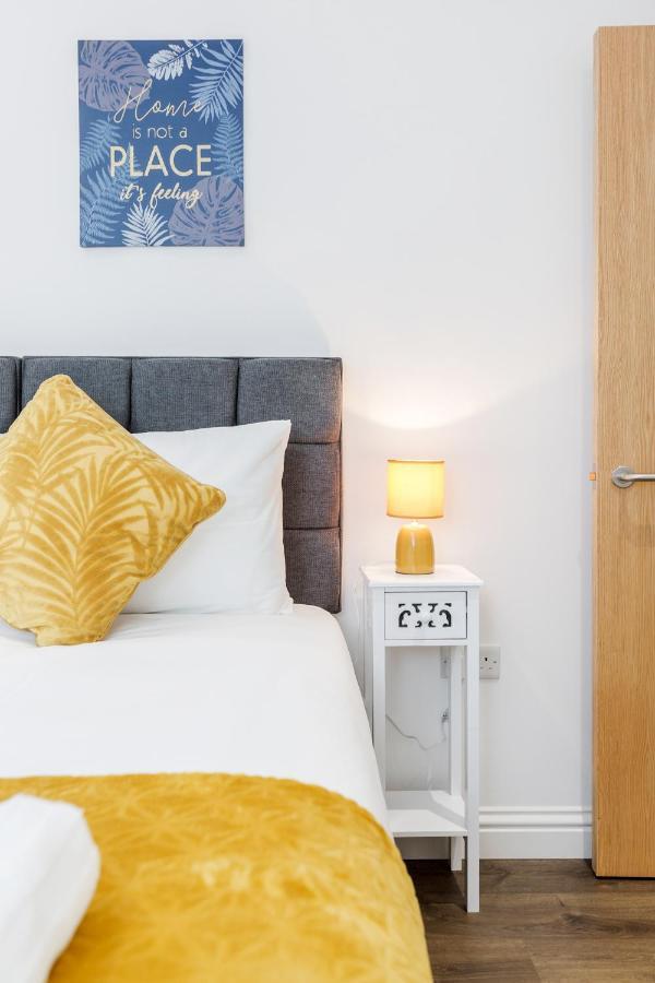 Watford Town Centre, Serviced One Bed Flat With Choice Of King Or Twin Beds, Sleeps Up To 4 Sharing, Free Wifi And Free Movies Apartamento *