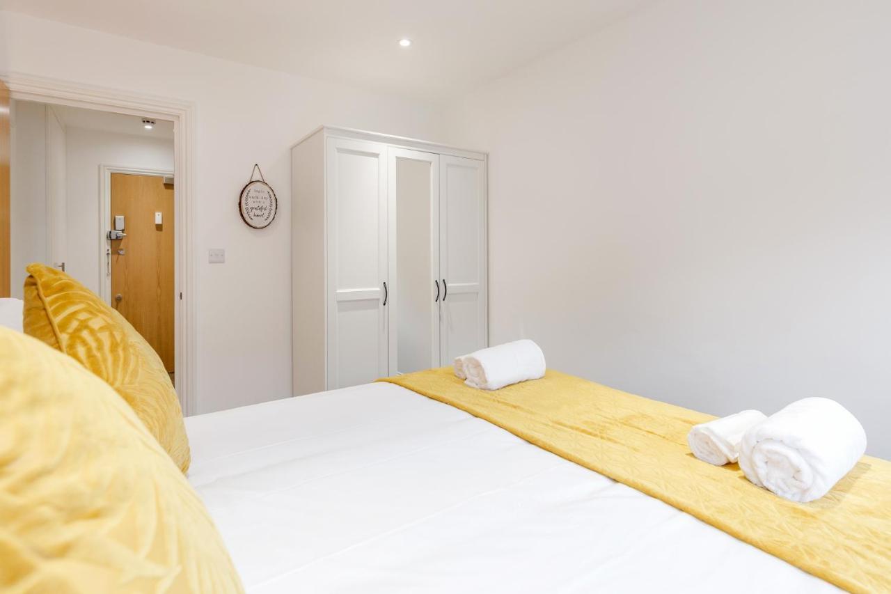 Watford Town Centre, Serviced One Bed Flat With Choice Of King Or Twin Beds, Sleeps Up To 4 Sharing, Free Wifi And Free Movies Apartamento *