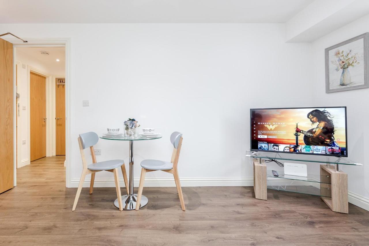 Watford Town Centre, Serviced One Bed Flat With Choice Of King Or Twin Beds, Sleeps Up To 4 Sharing, Free Wifi And Free Movies Apartamento *