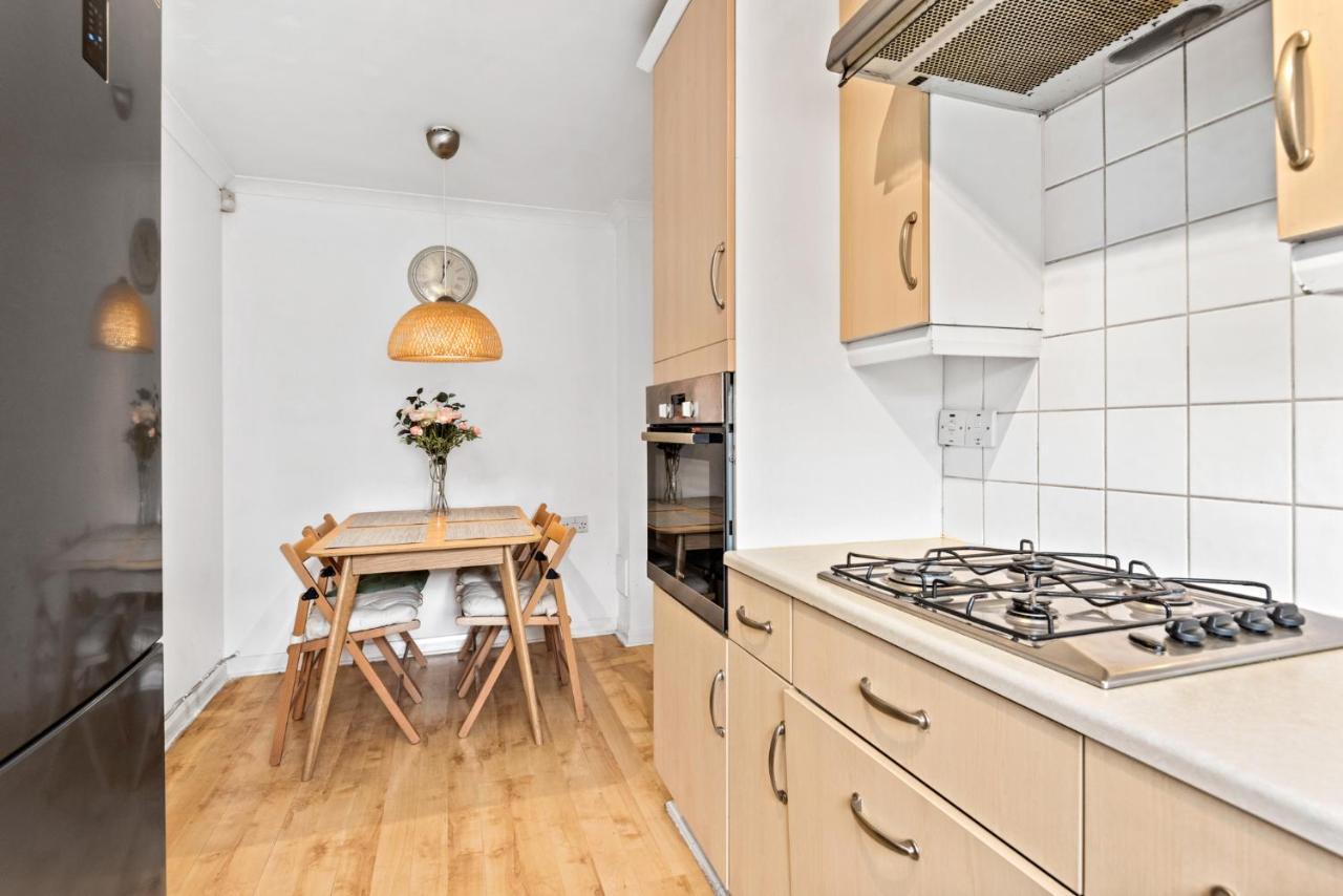 Casa de Férias Super 2 Bedroom House Near Canary Wharf, O2 Arena & Excel For 5 People Londres