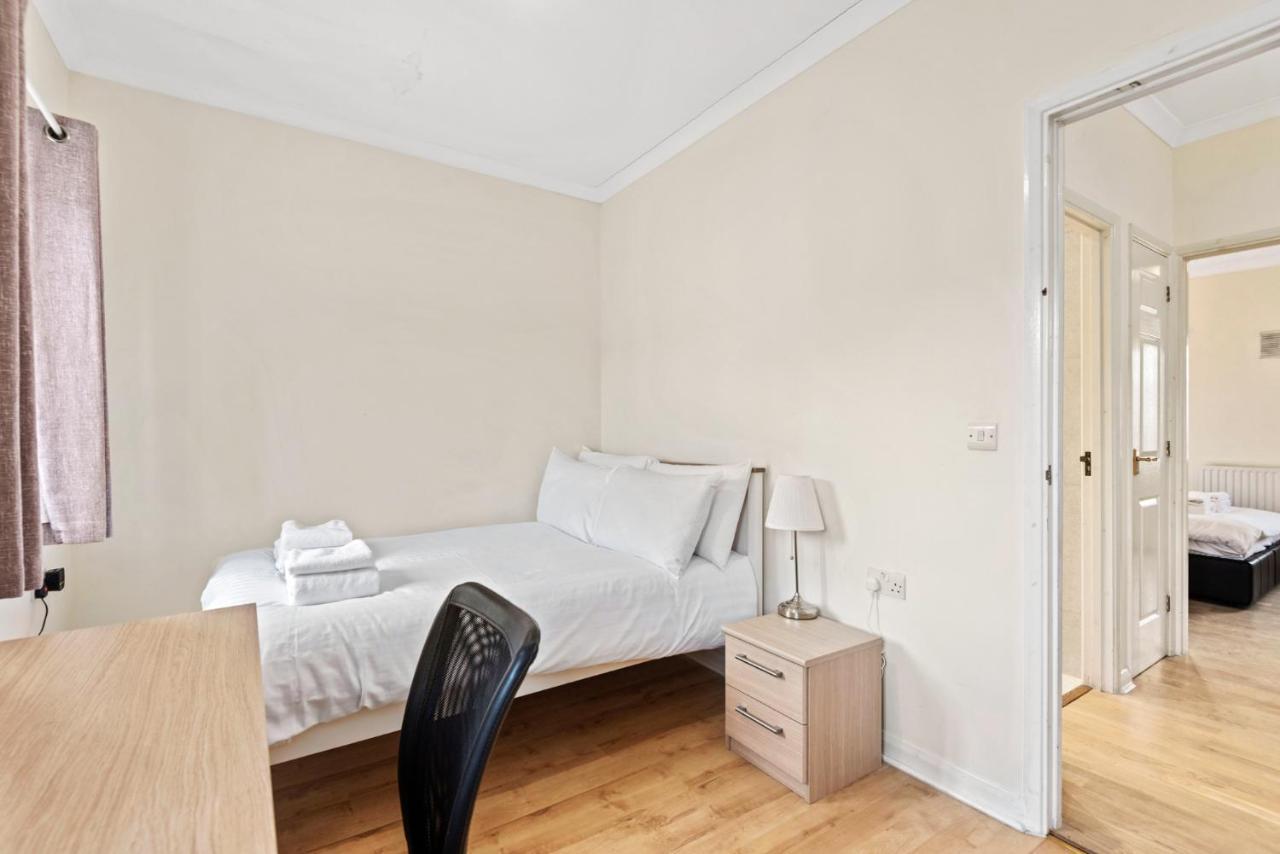 Super 2 Bedroom House Near Canary Wharf, O2 Arena & Excel For 5 People * Londres