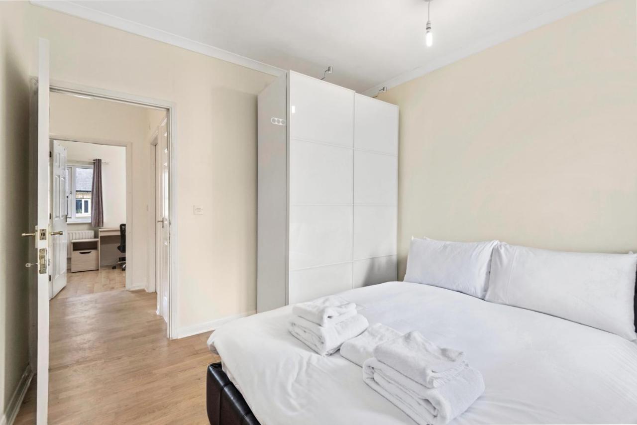 Casa de Férias Super 2 Bedroom House Near Canary Wharf, O2 Arena & Excel For 5 People Londres