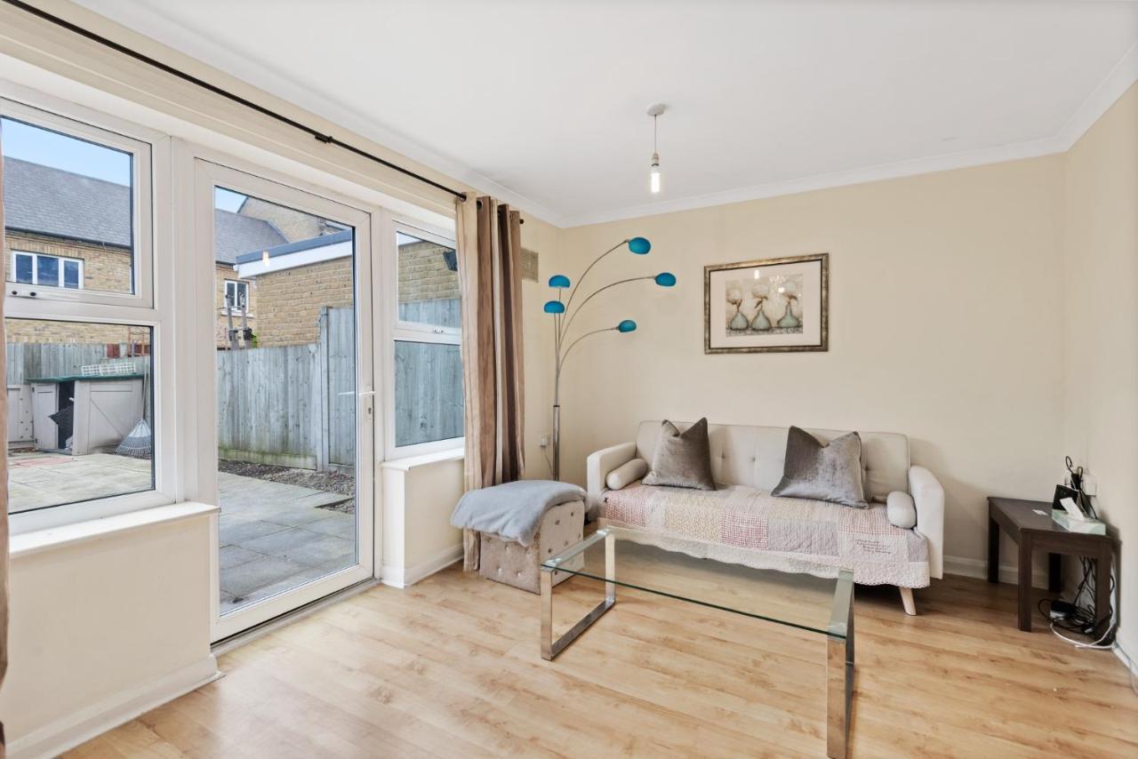 Super 2 Bedroom House Near Canary Wharf, O2 Arena & Excel For 5 People Casa de Férias
