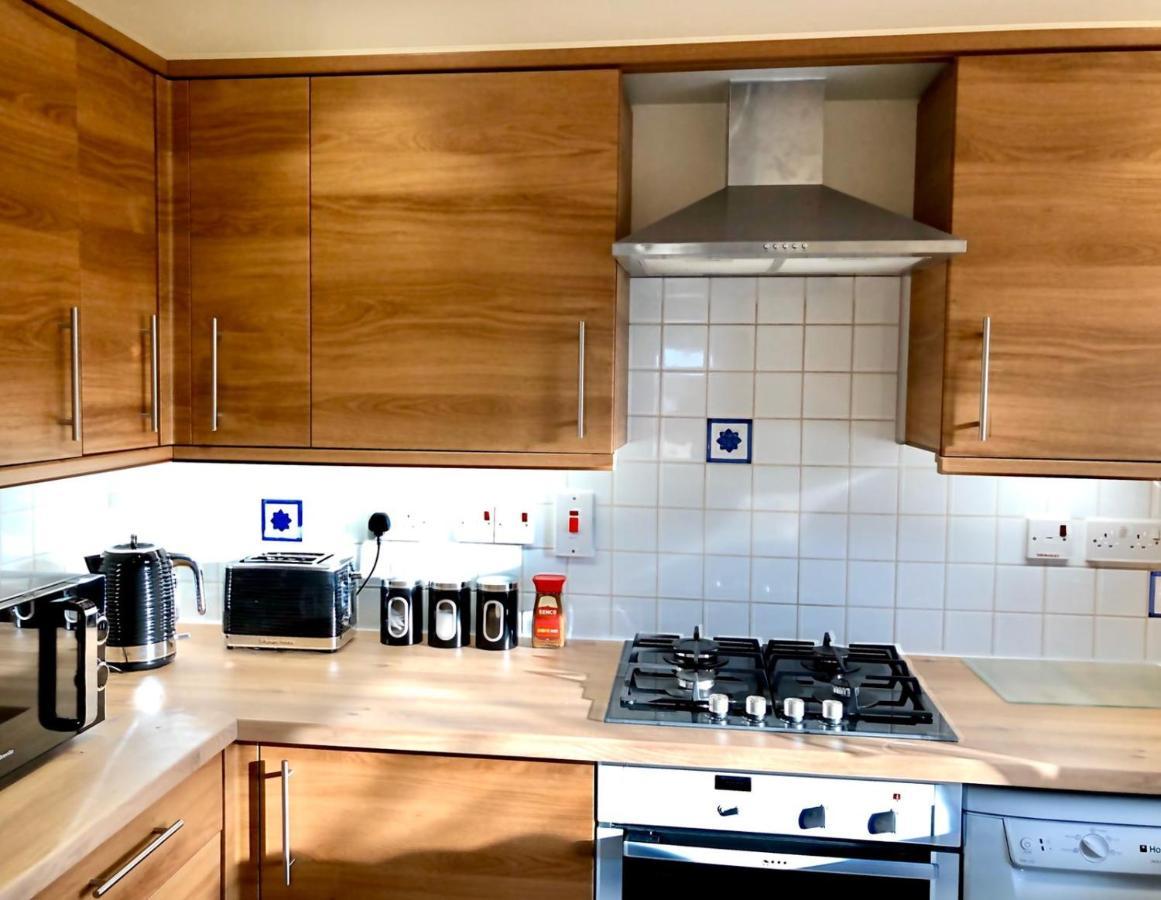 2 Bed 2 Bath Flat With Private Parking And 3 Min To Tube Londres