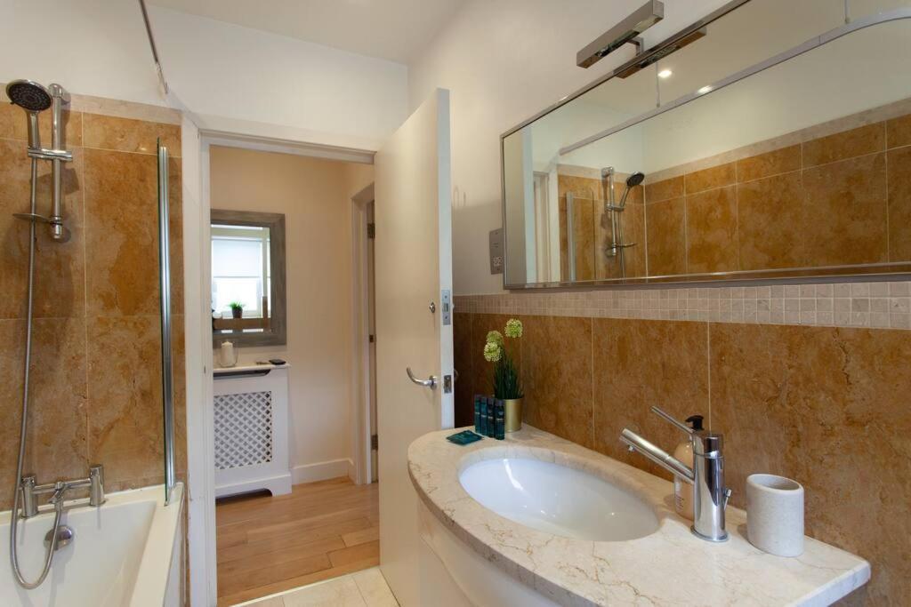 Cg1 - 2 Bedroom Apt, Kensington Garden Square View Londen
