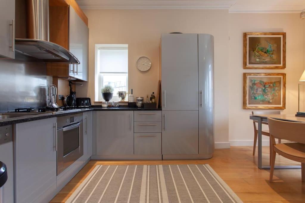 Cg1 - 2 Bedroom Apt, Kensington Garden Square View Appartement Londen