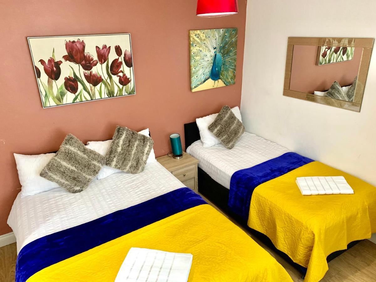 Apartamento 4 Bedrooms, 3 Baths, Full Kitchen And Lounge, Garden, Free Parking *