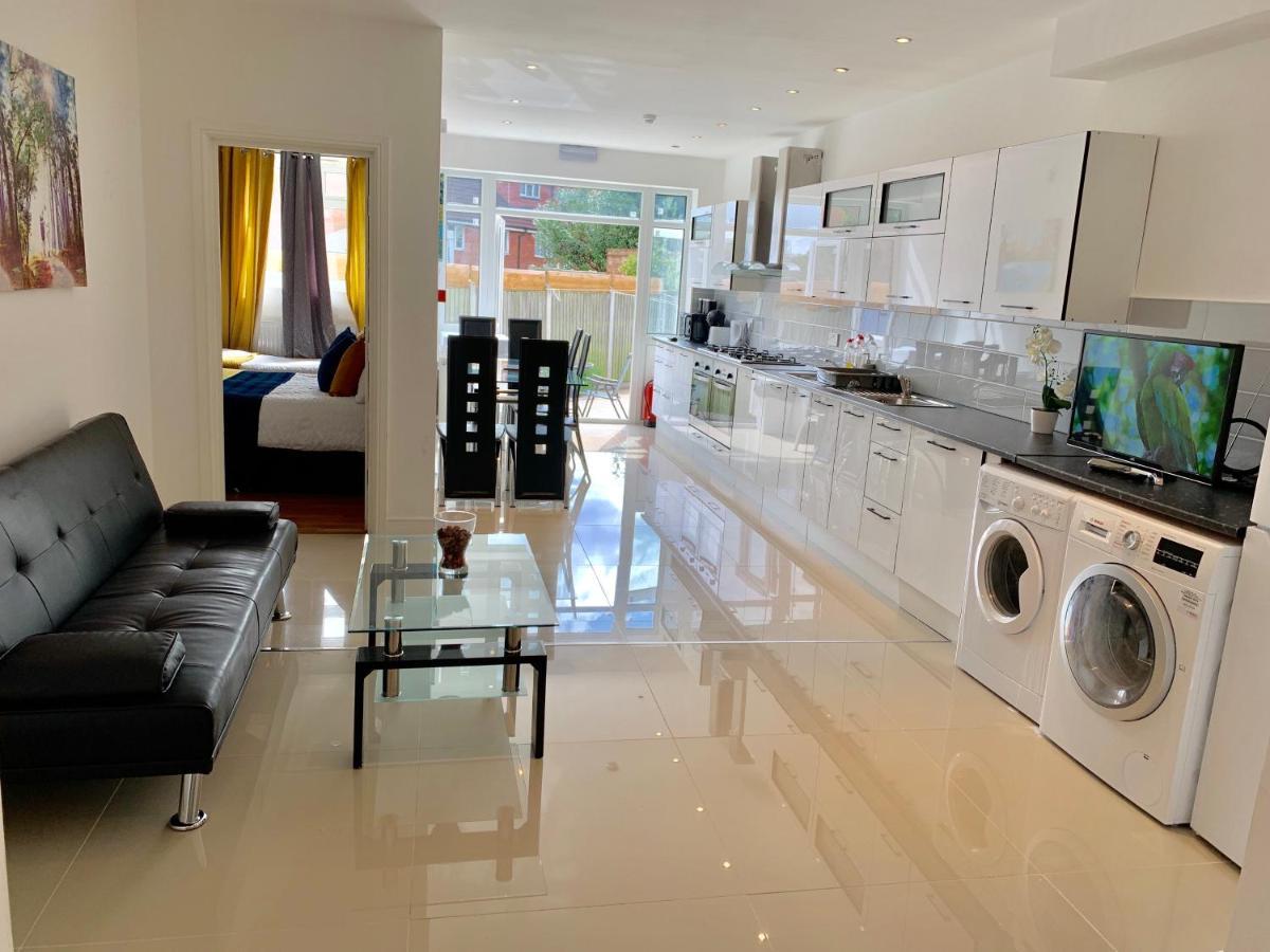 Spacious 2 Bedrooms 2 Baths With Garden And Parking Apartamento