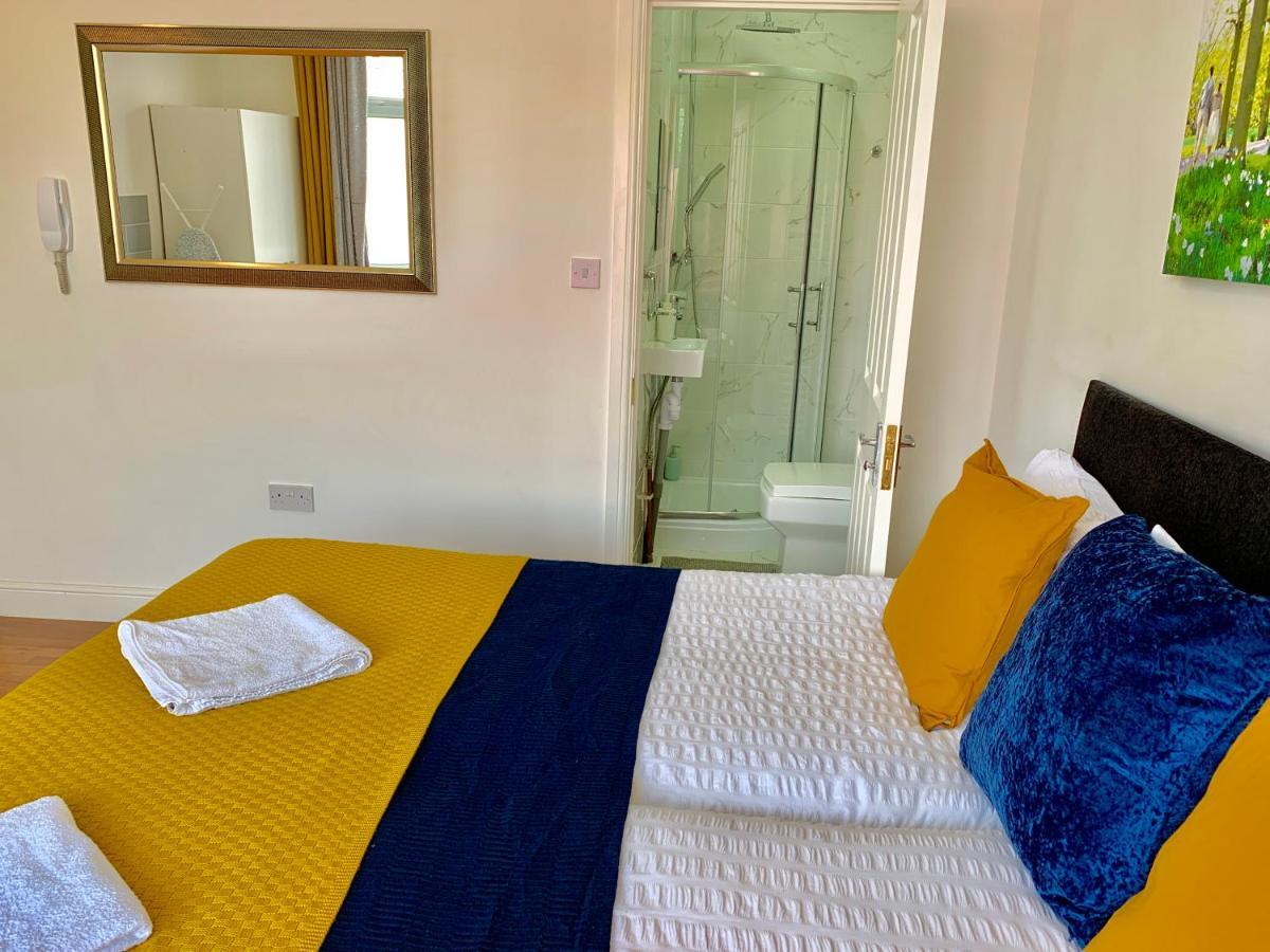 Spacious 2 Bedrooms 2 Baths With Garden And Parking Apartment *