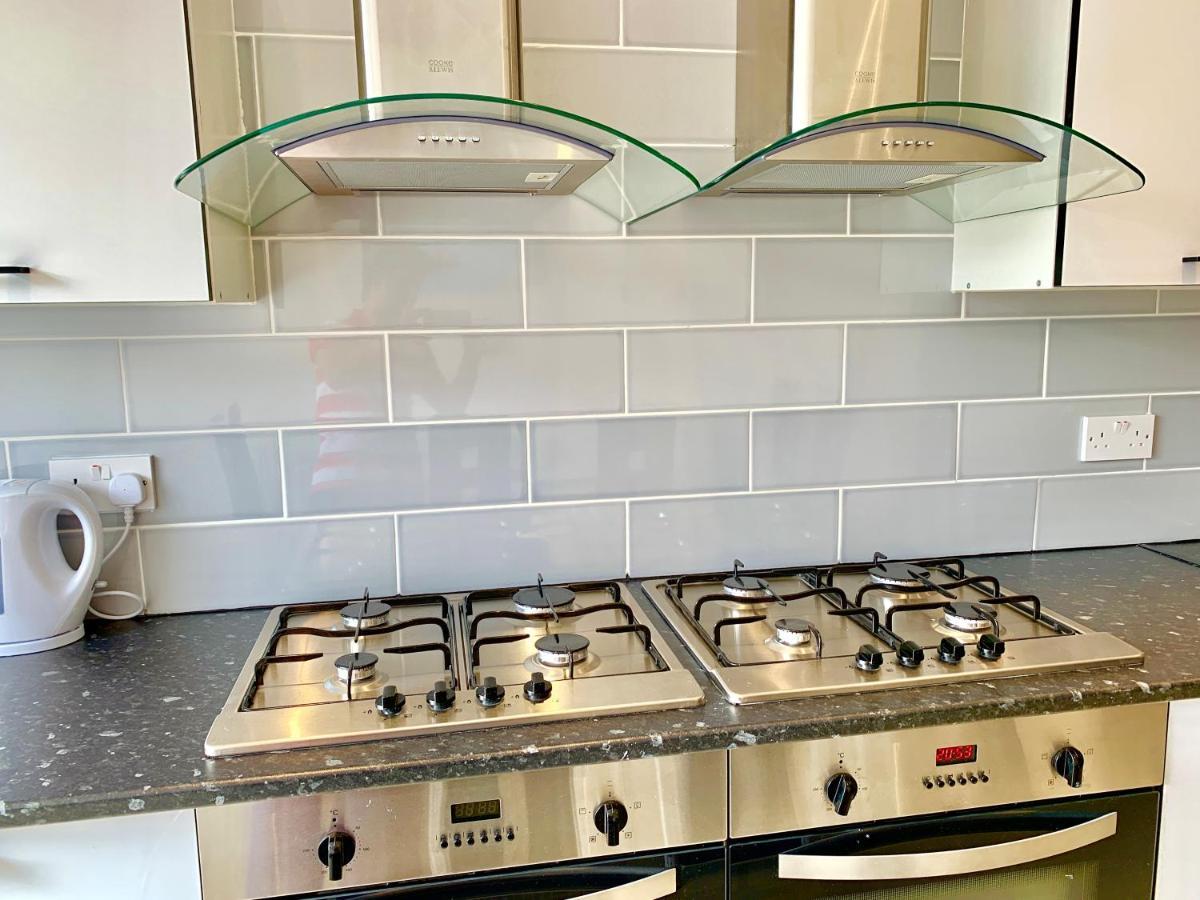 Spacious 2 Bedrooms 2 Baths With Garden And Parking Apartment London