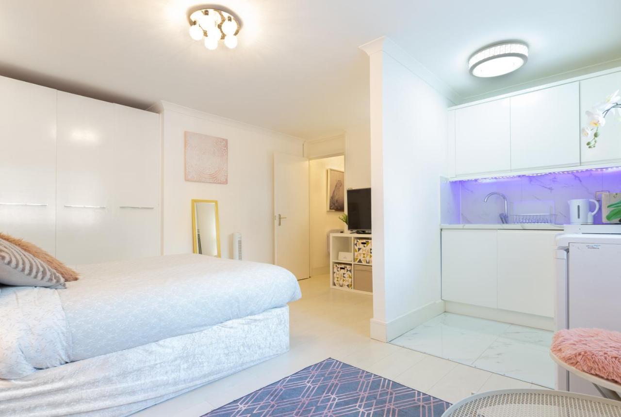 Modern Close To Londres