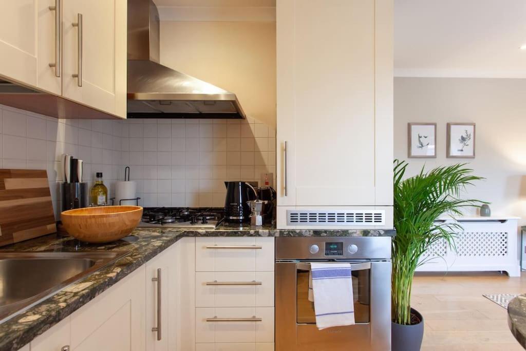 Appartement Cg1 - 2 Bedroom Apt, Kensington Garden Square View Londen