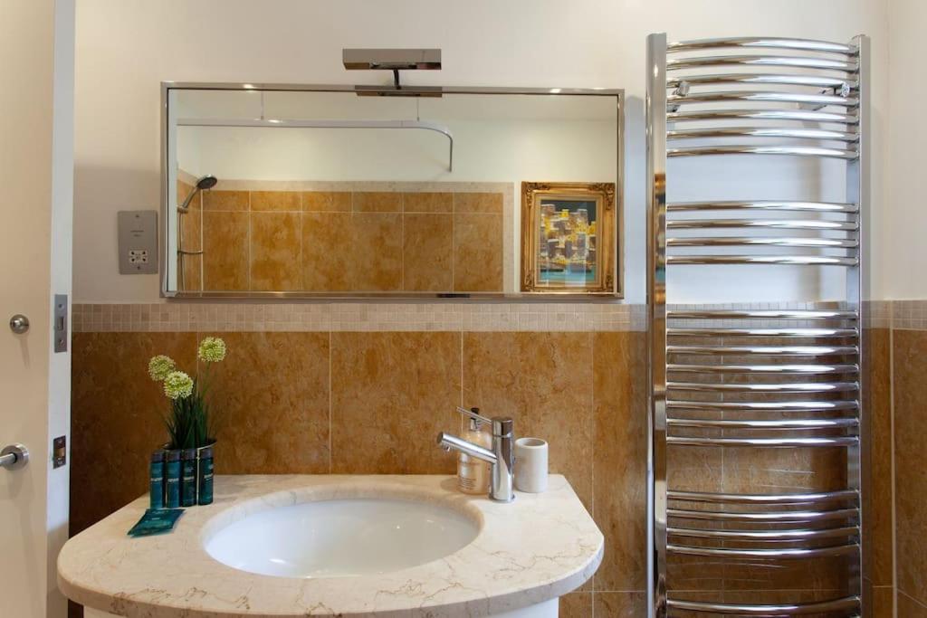 Cg1 - 2 Bedroom Apt, Kensington Garden Square View Appartement Londen