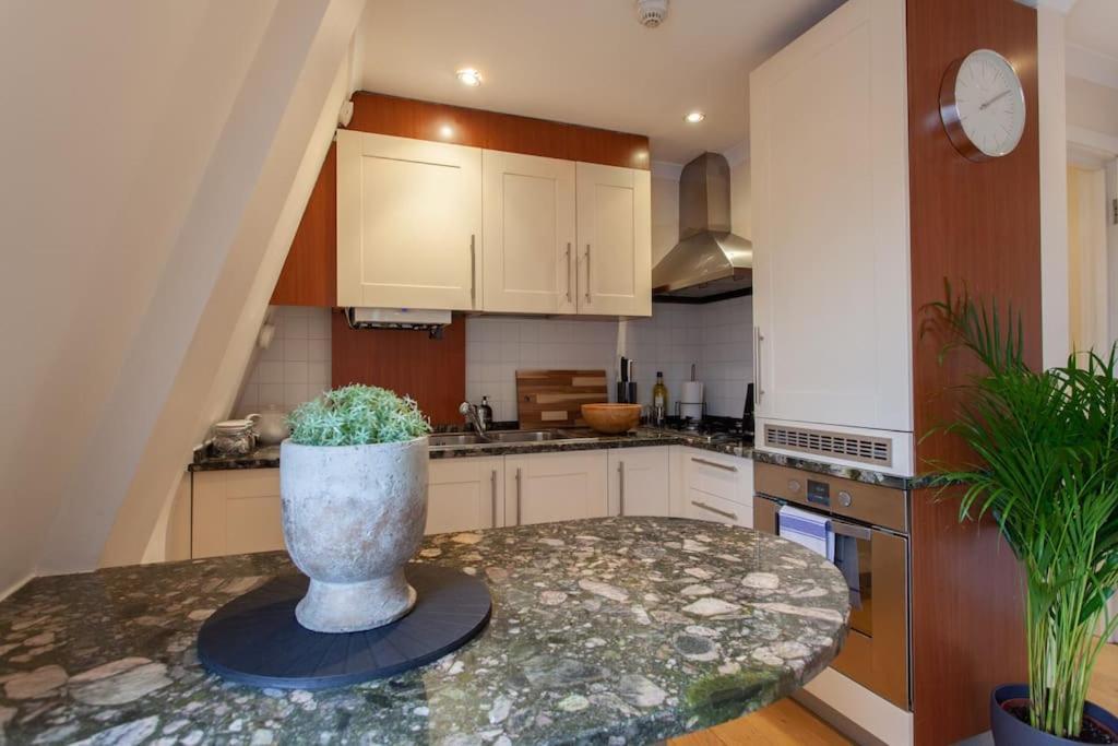 Cg1 - 2 Bedroom Apt, Kensington Garden Square View Appartement *