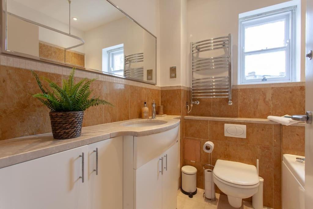 Cg1 - 2 Bedroom Apt, Kensington Garden Square View Londen