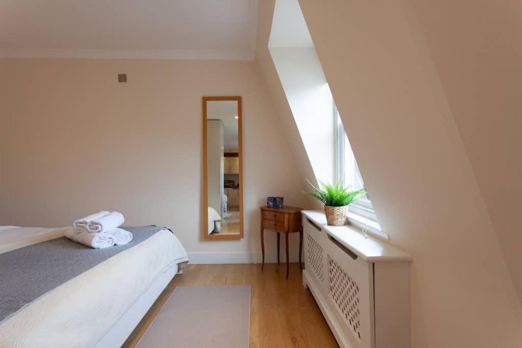 Cg1 - 2 Bedroom Apt, Kensington Garden Square View Londen
