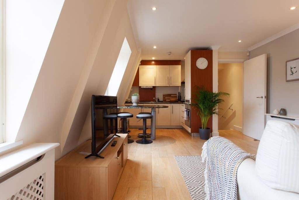 Appartement Cg1 - 2 Bedroom Apt, Kensington Garden Square View Londen