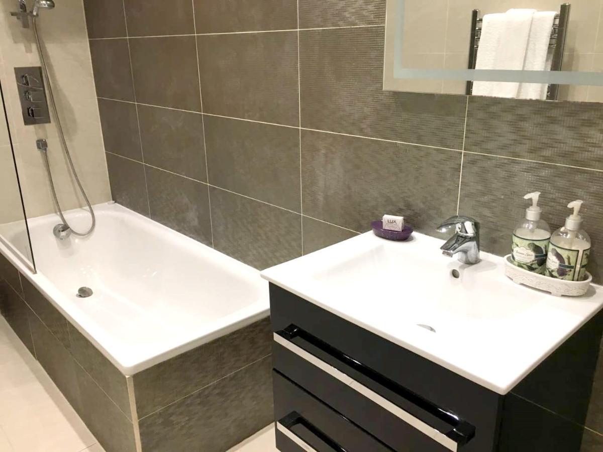 2 Bedrooms With View Balcony And Wifi At Greater * Londres