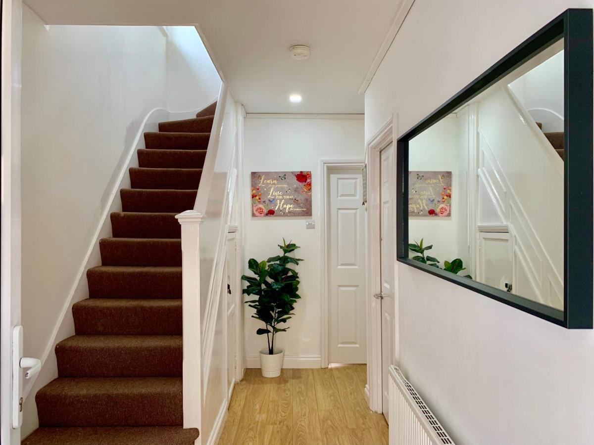 Apartamento 4 Bedrooms, 3 Baths, Full Kitchen And Lounge, Garden, Free Parking *