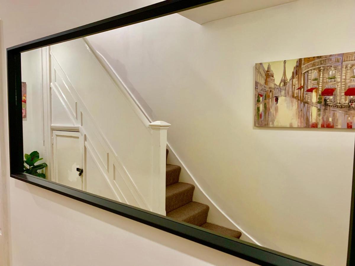 4 Bedrooms, 3 Baths, Full Kitchen And Lounge, Garden, Free Parking * Londres