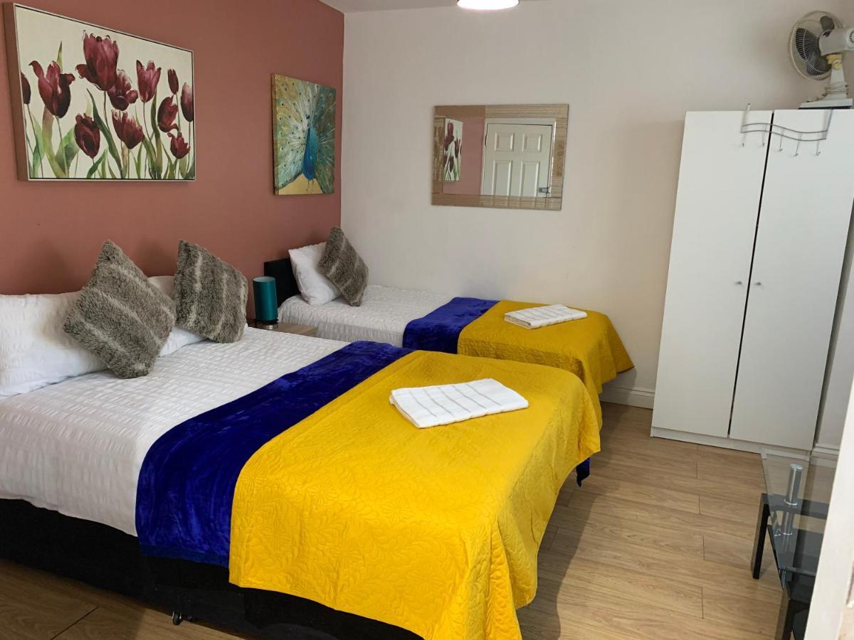 4 Bedrooms, 3 Baths, Full Kitchen And Lounge, Garden, Free Parking * Londres