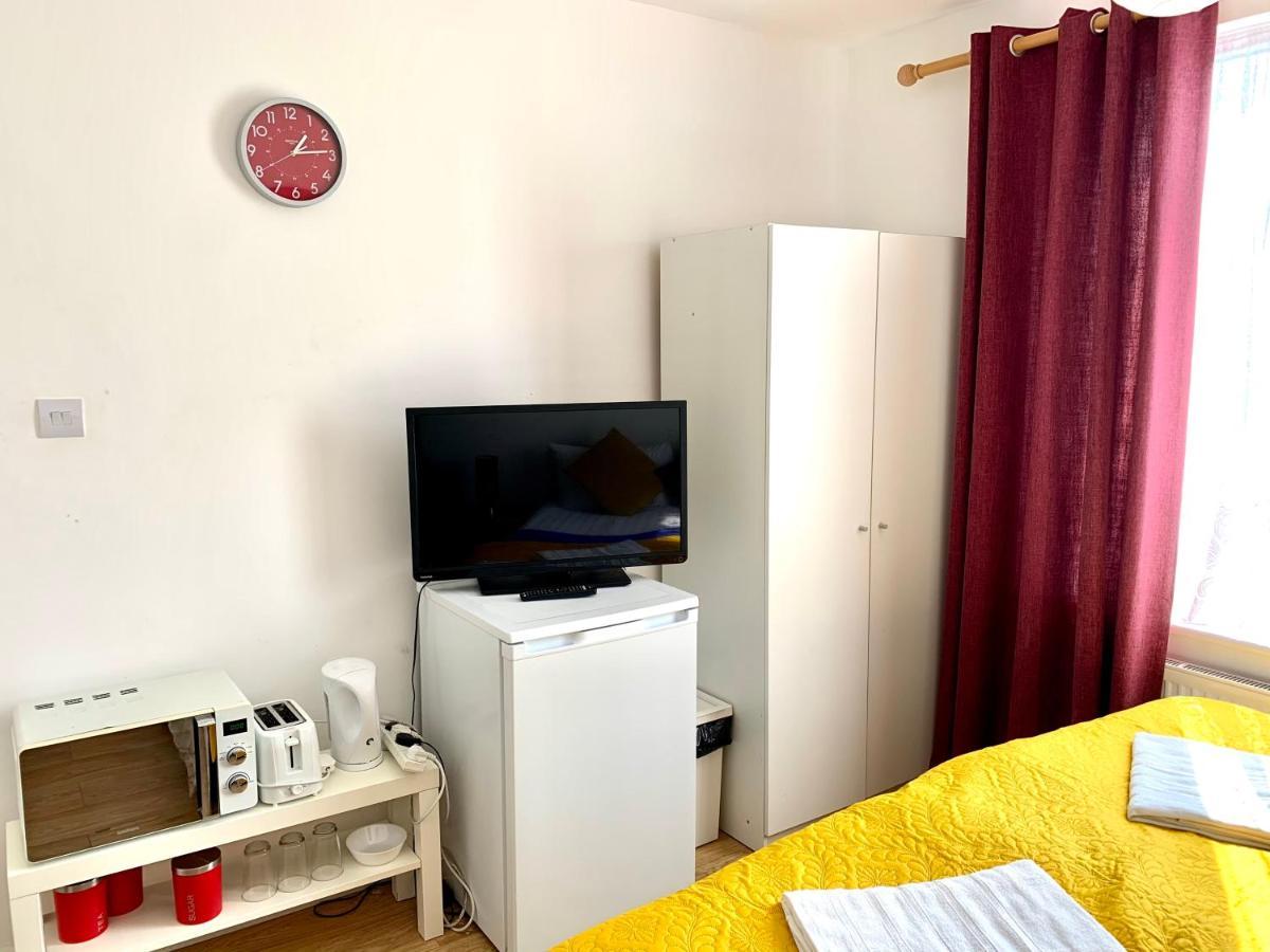 Apartamento 4 Bedrooms, 3 Baths, Full Kitchen And Lounge, Garden, Free Parking *