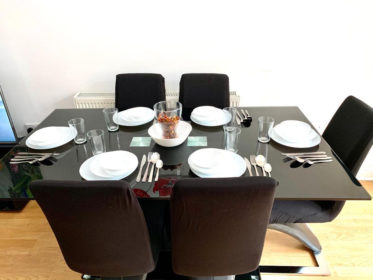 Apartamento 3 Bedrooms 3 Bathrooms Spacious House, Reception, Kitchen, Garden, Parking *