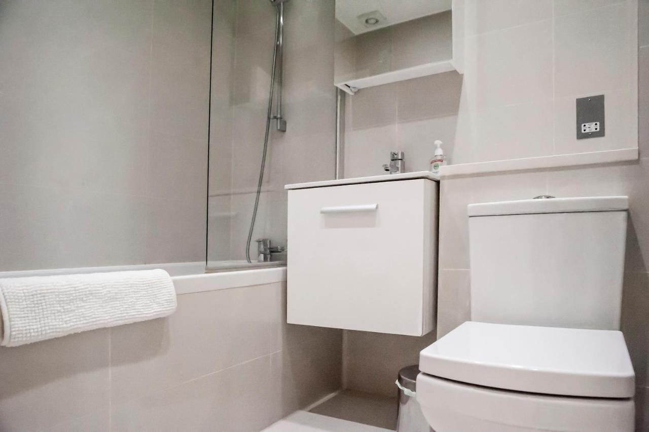 Unique 2bed/2bath - Top Floor - Private Balcony * Londres