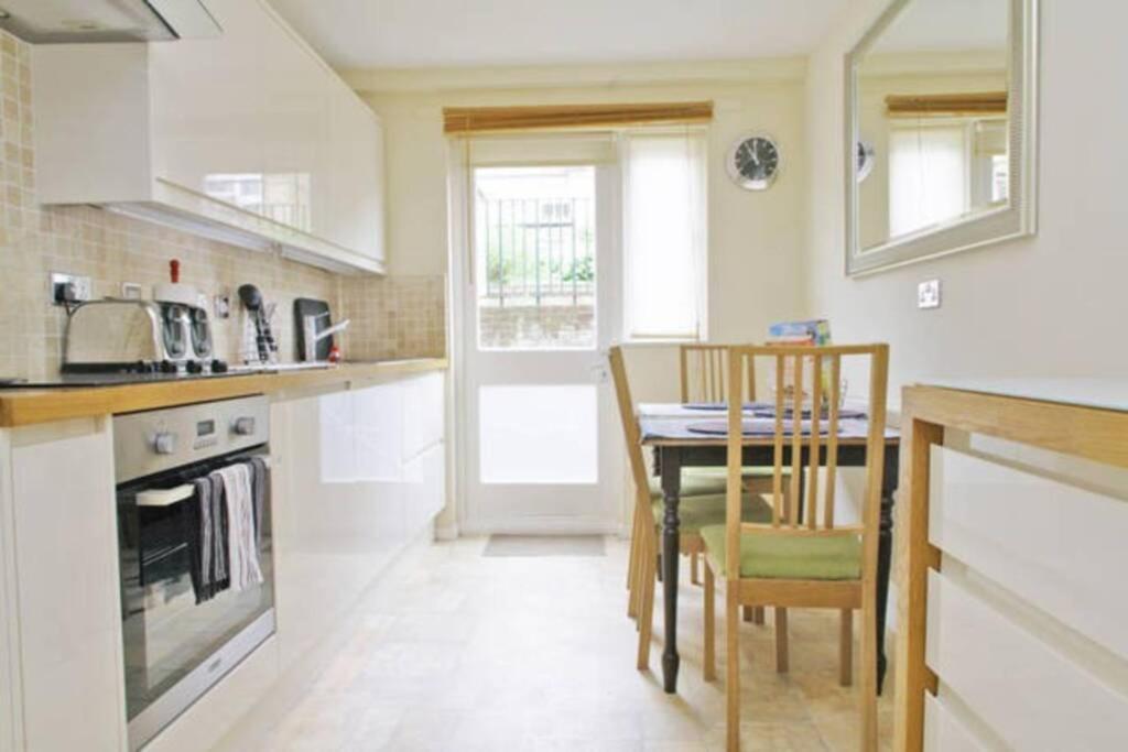 2 Bedroom With Patio - Ideal Location Zone 1 Apartamento *
