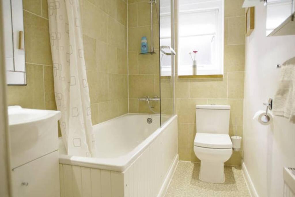 2 Bedroom With Patio - Ideal Location Zone 1 * Londres