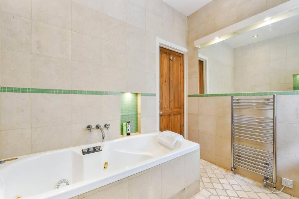 Appartement Groves 4 Bedroom, Shepherds Bush Londres