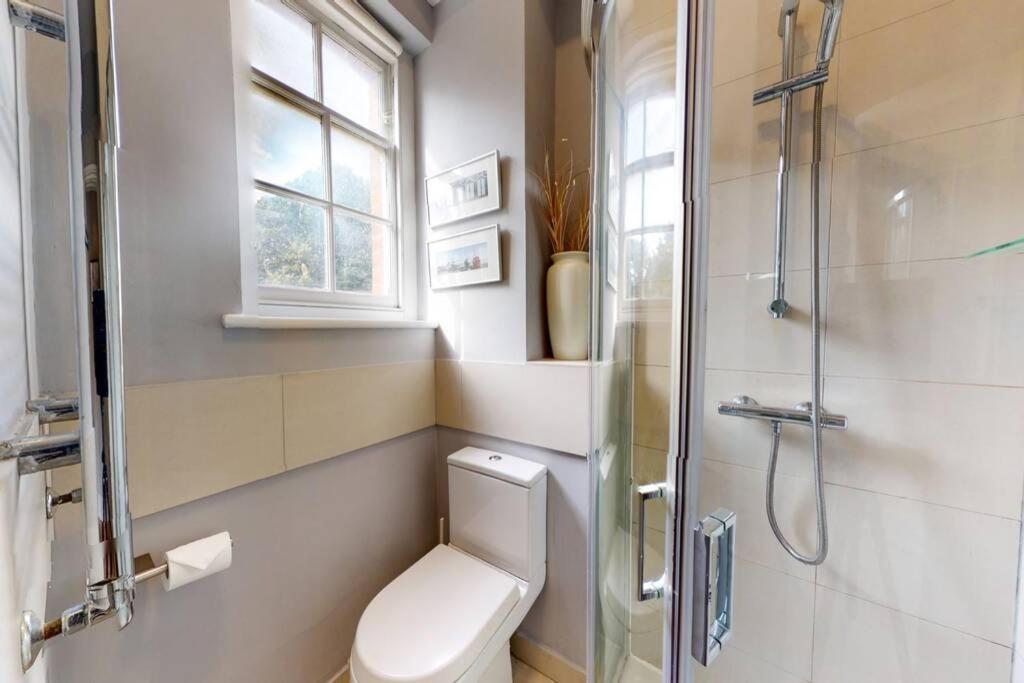Modern 2 Bed Flat - The Black Dog Pub - 6 Mins From Vauxhall Station Londres
