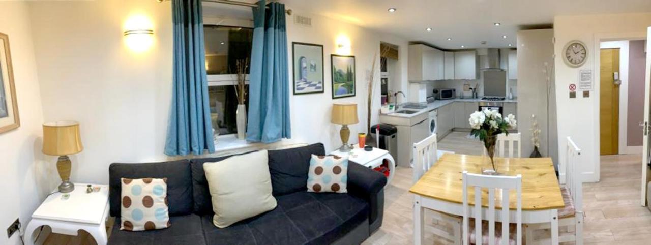 2 Bedrooms With View Balcony And Wifi At Greater Appartement Londres