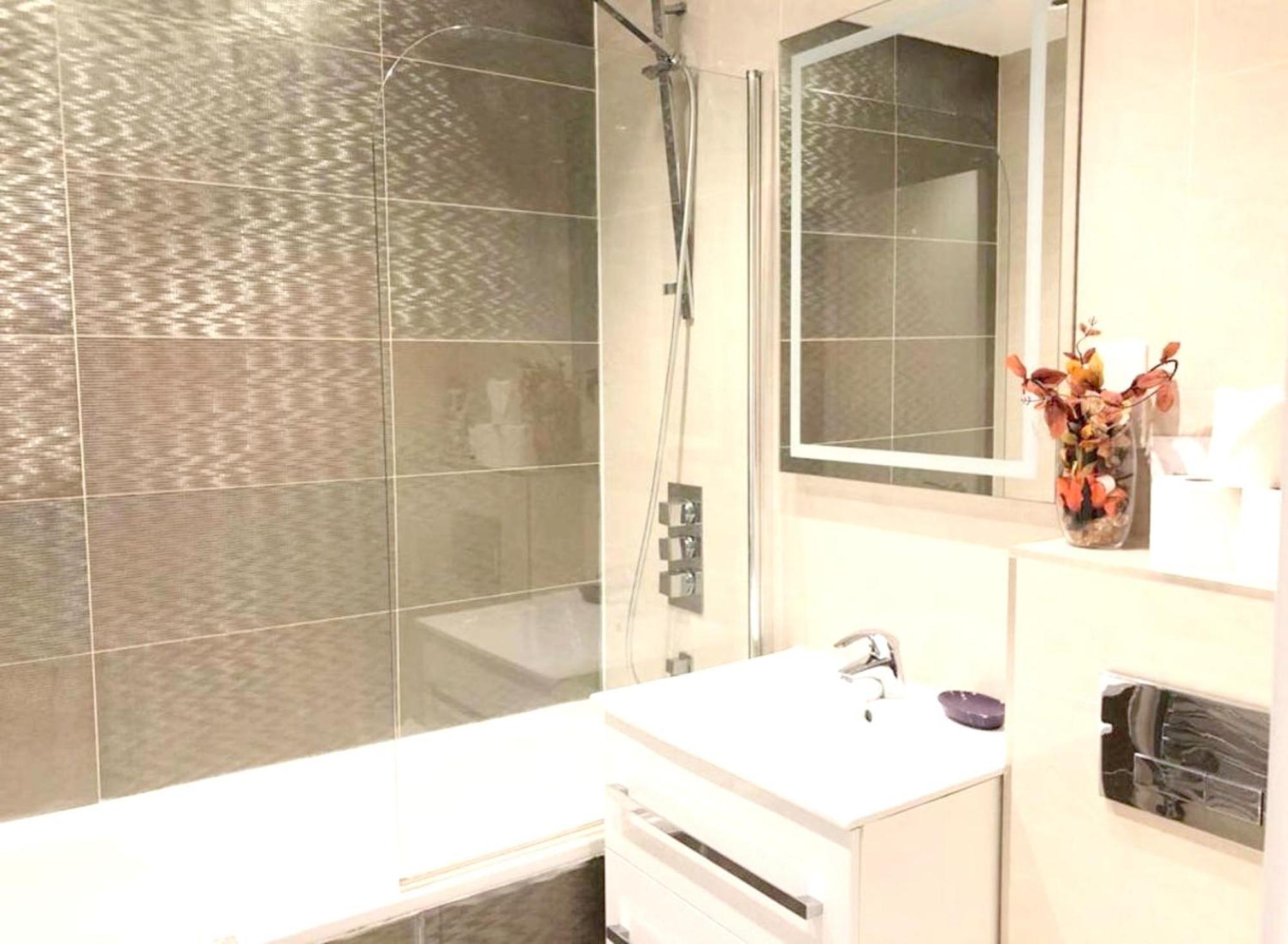 2 Bedrooms With View Balcony And Wifi At Greater * Londres
