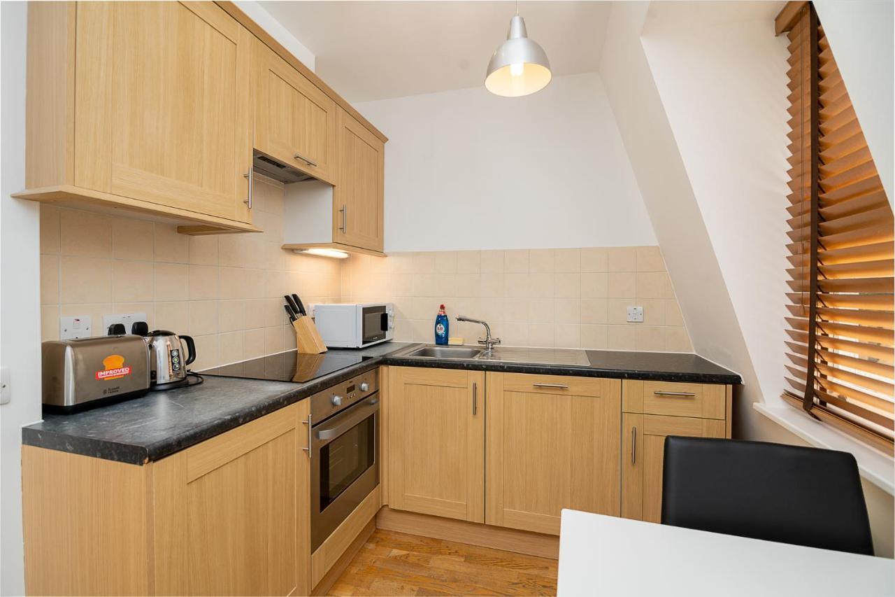 Modern 1 Bed Flat For Up To 2 People In Holborn, With Free Wifi Londen