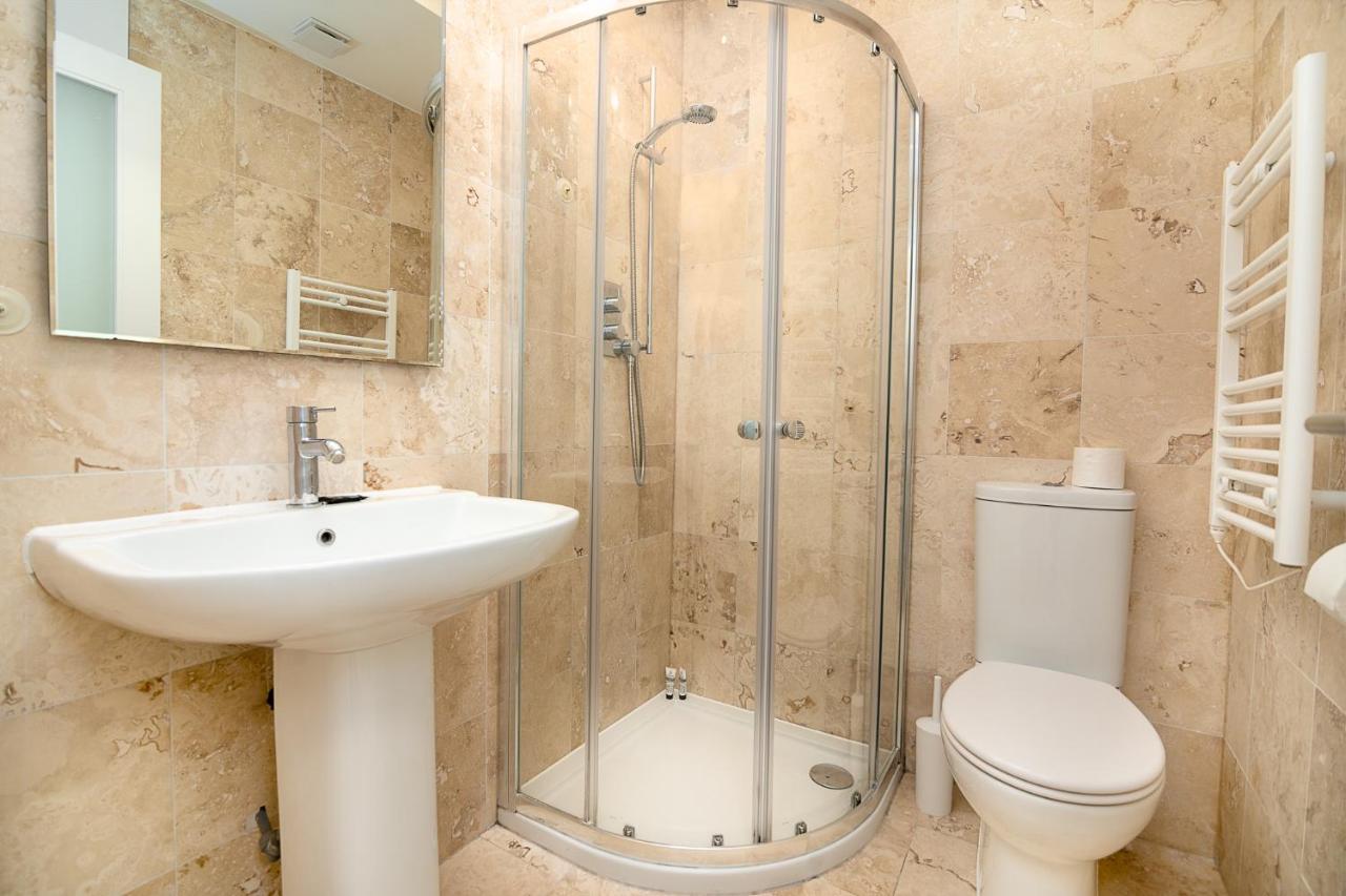 Modern 1 Bed Flat For Up To 2 People In Holborn, With Free Wifi * Londen