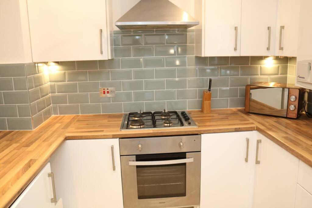 Large 3 Bedroom In Gated Development * Londres