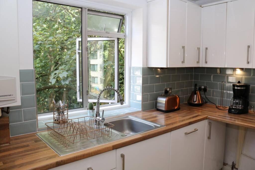Large 3 Bedroom In Gated Development Apartment London