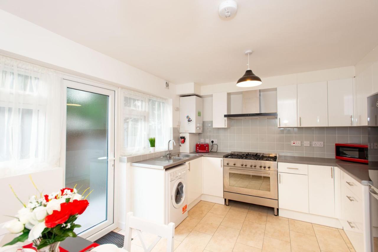 Stunning Four Bedroom House Close To Excel, O2 & With Free Parking Holiday home *