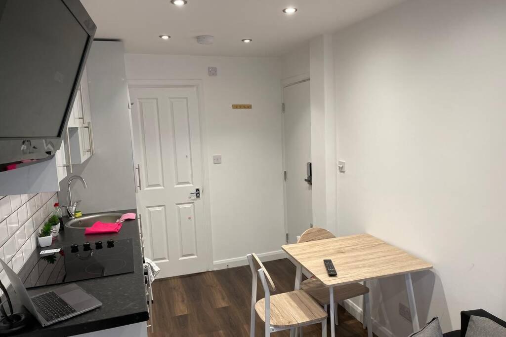 Small Cosy In Plaistow. East