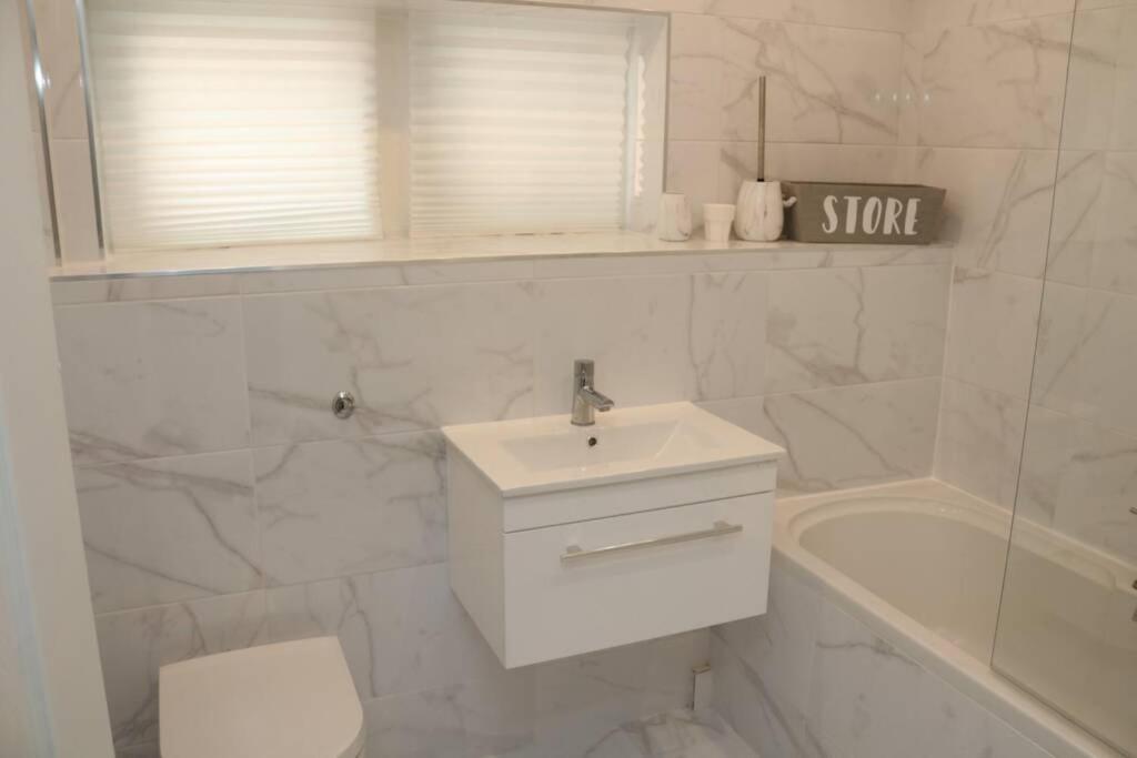Large 3 Bedroom In Gated Development London