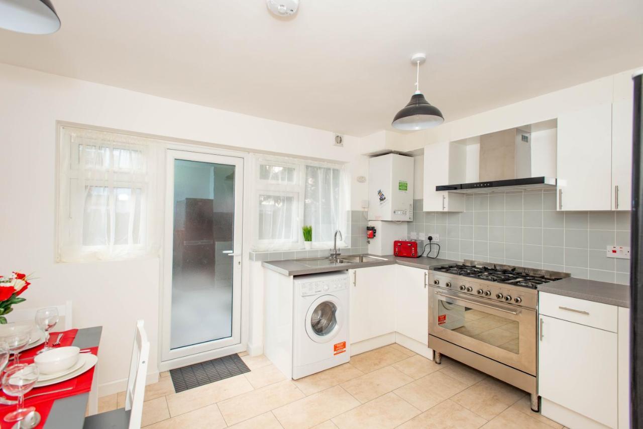 Stunning Four Bedroom House Close To Excel, O2 & With Free Parking * London