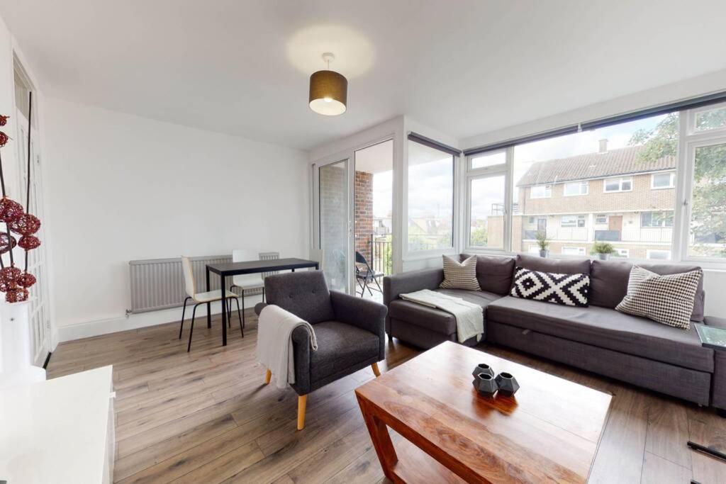 Amazing 3 Bedroom Flat - 4mins To Tube Station Londen