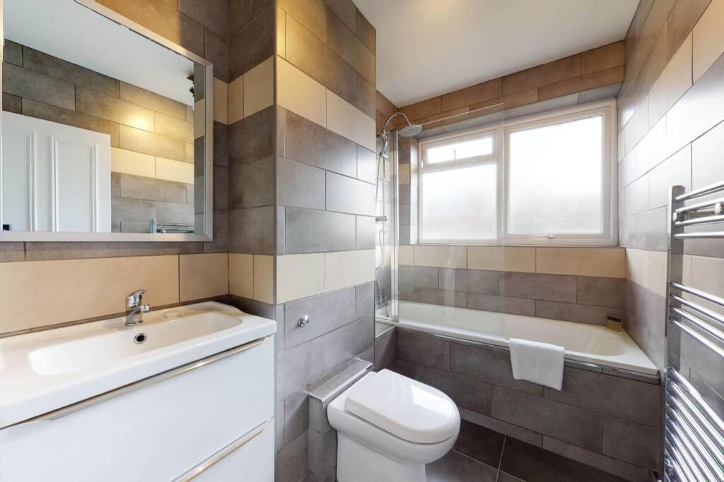 Amazing 3 Bedroom Flat - 4mins To Tube Station * Londen