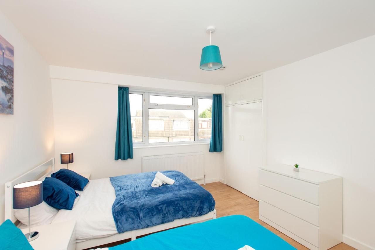 Stunning Four Bedroom House Close To Excel, O2 & With Free Parking *