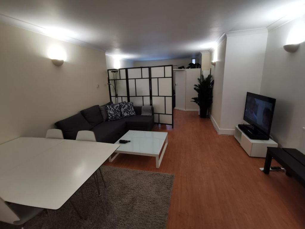 Large Modern Gf 1-bed Sleeps 2 *