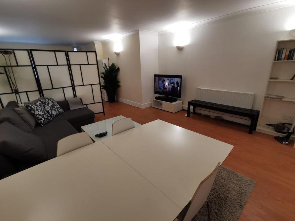 Apartment Large Modern Gf 1-bed Sleeps 2 *