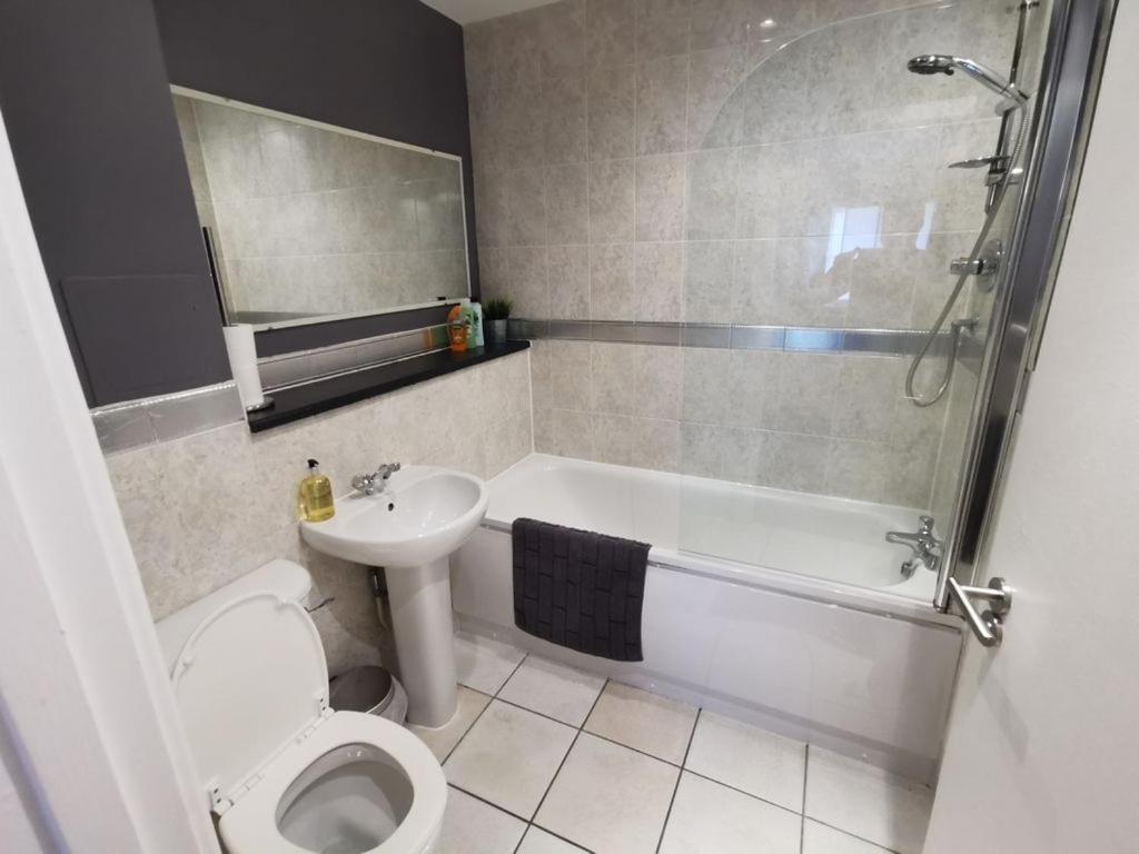 Large Modern Gf 1-bed Sleeps 2 *